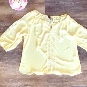 🌼super cute-pretty yellow top.  Size large.